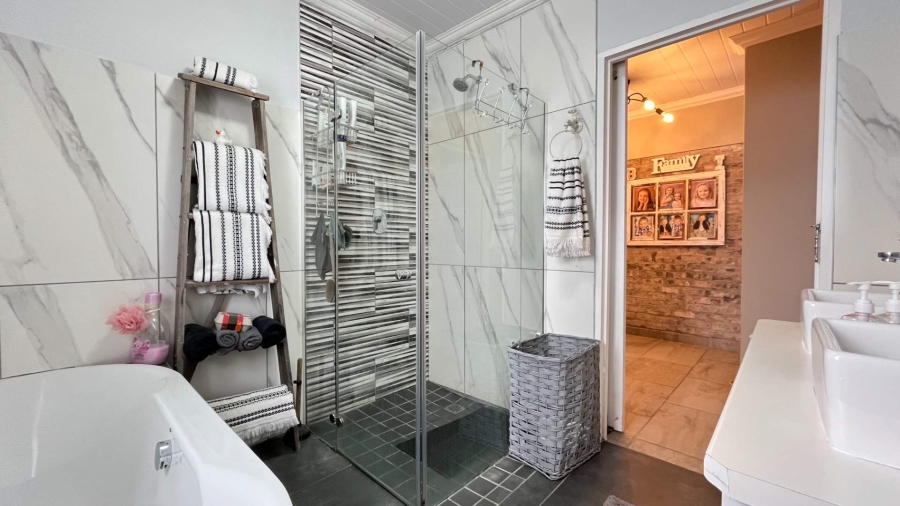 5 Bedroom Property for Sale in Dana Bay Western Cape